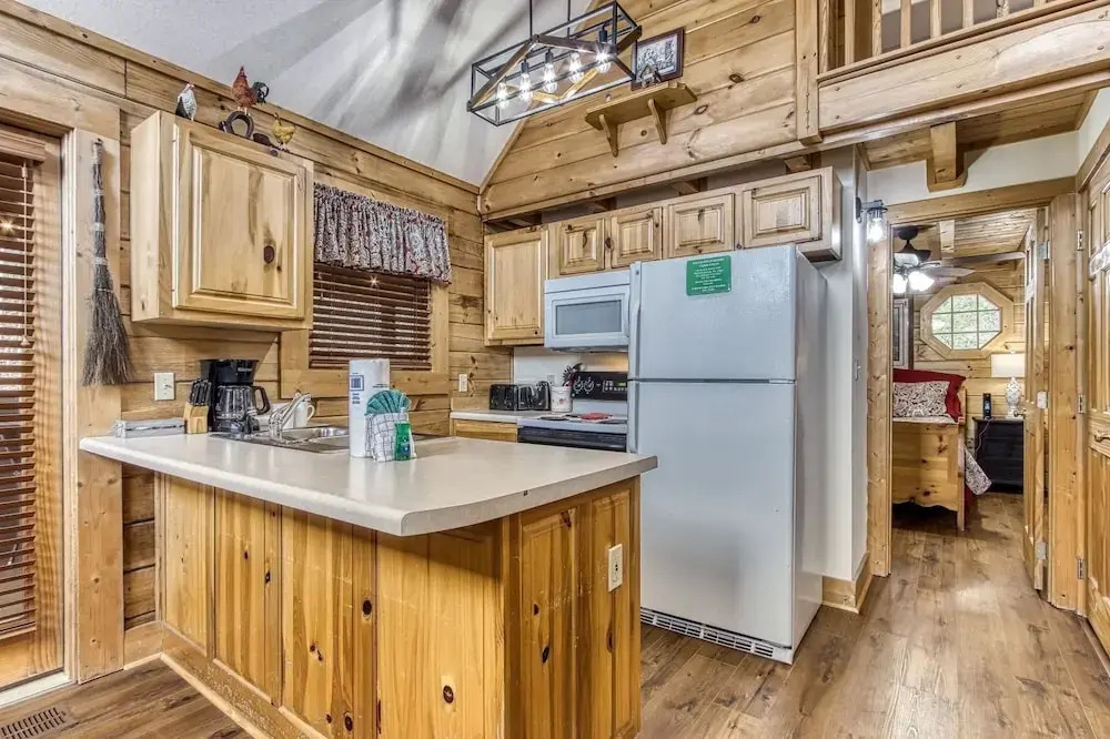 ER239 - Sleepy Bear Great Location - Close To Town! 2 Bedroom Cabin by RedAwning