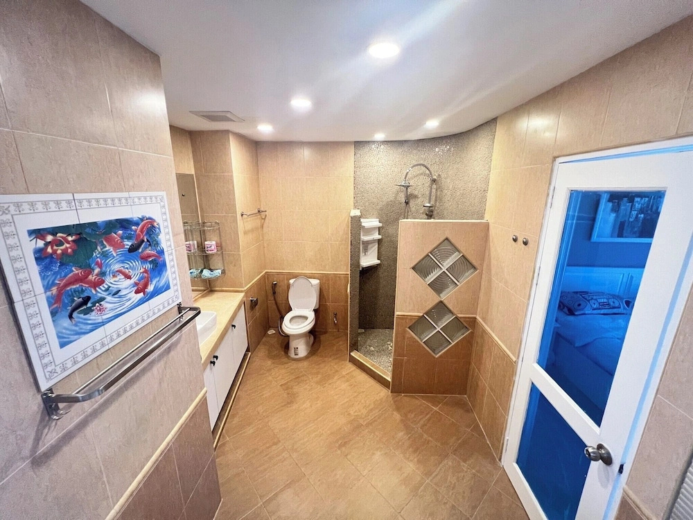 Modern Pool-view 1-bedroom Condo With Large Balcony - Baan Suan Jomtien