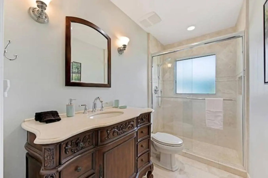 House with pool king beds close to beach