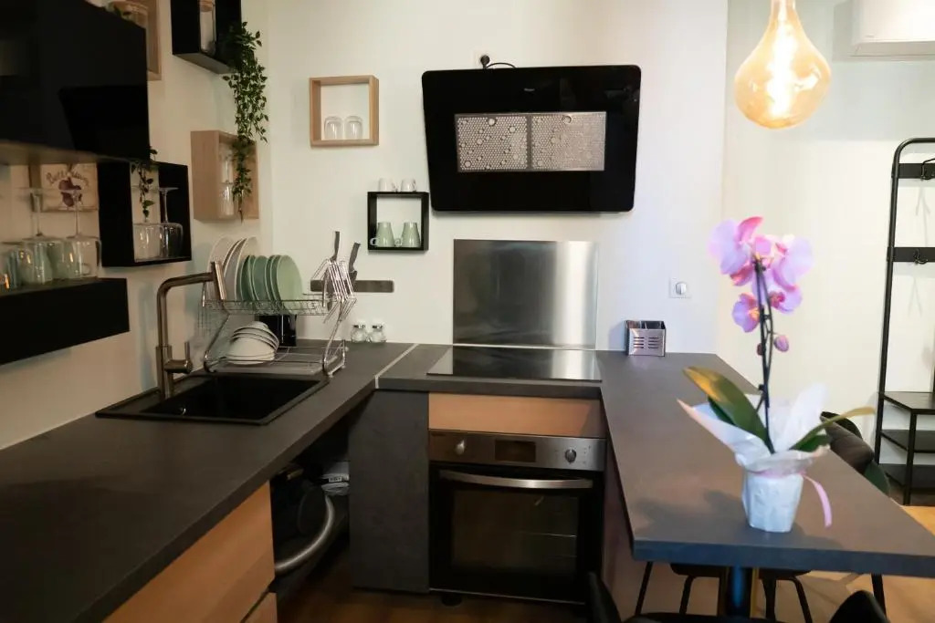 studio coeur de ville neuf et design tt equipé parking gratuit