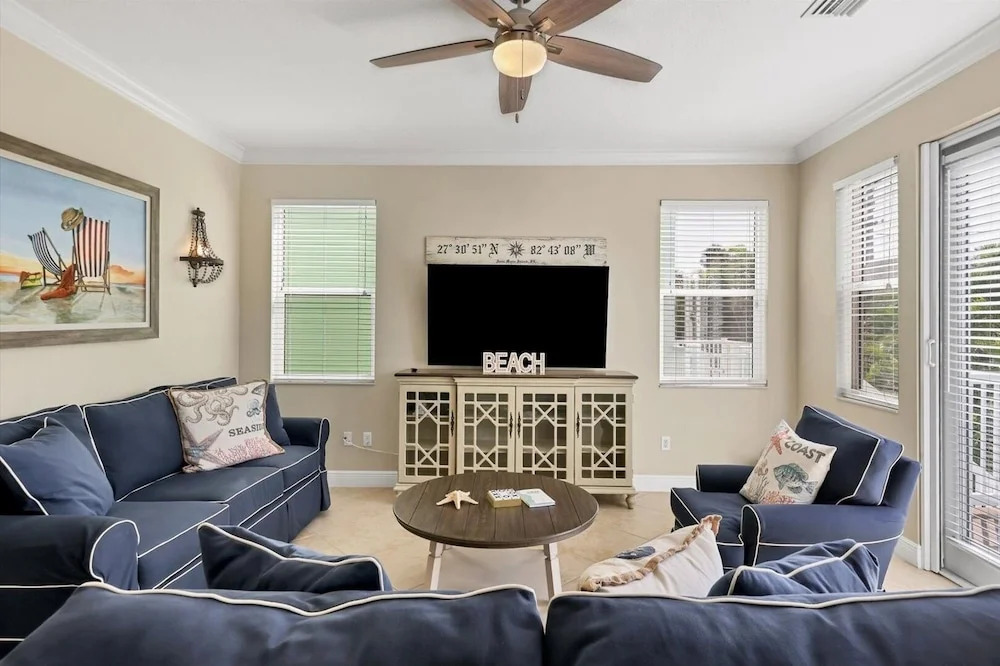 Aqua Vista 4 Bedroom Home by RedAwning