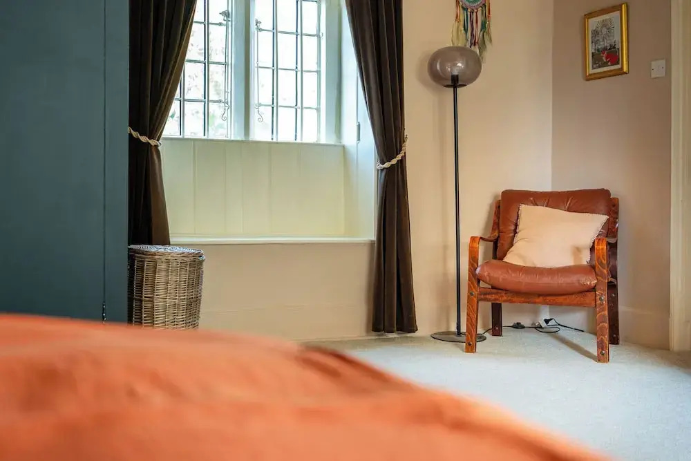 Stunning 8-Bedroom Home in Painswick