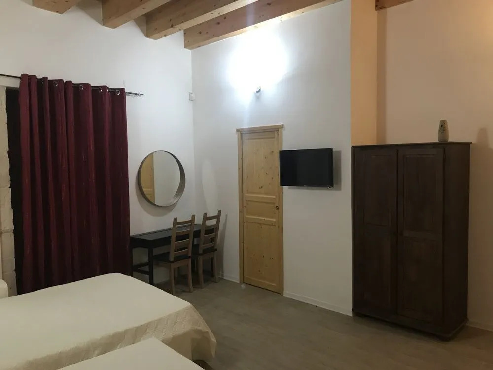 Decadracma rooms