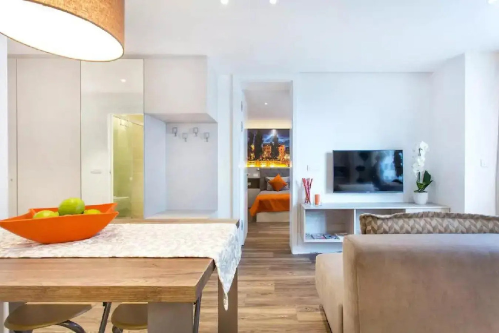 ★ Exclusive Central Apartment ★ FREE Garage ★