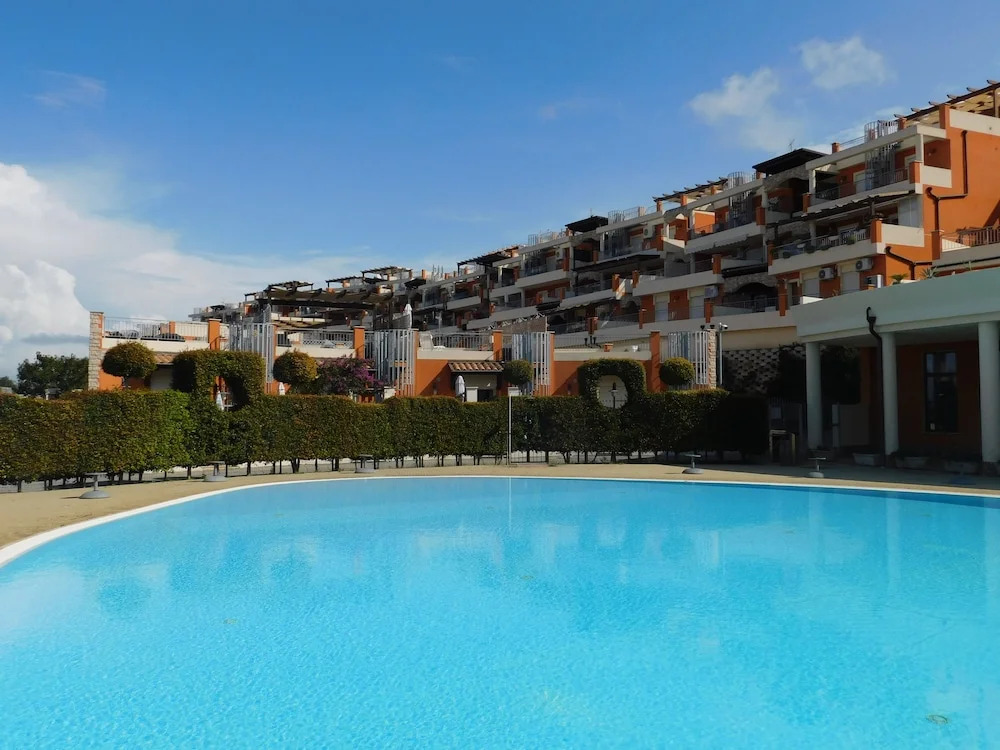 Casa Vita I Bed Ground Unit by Pool