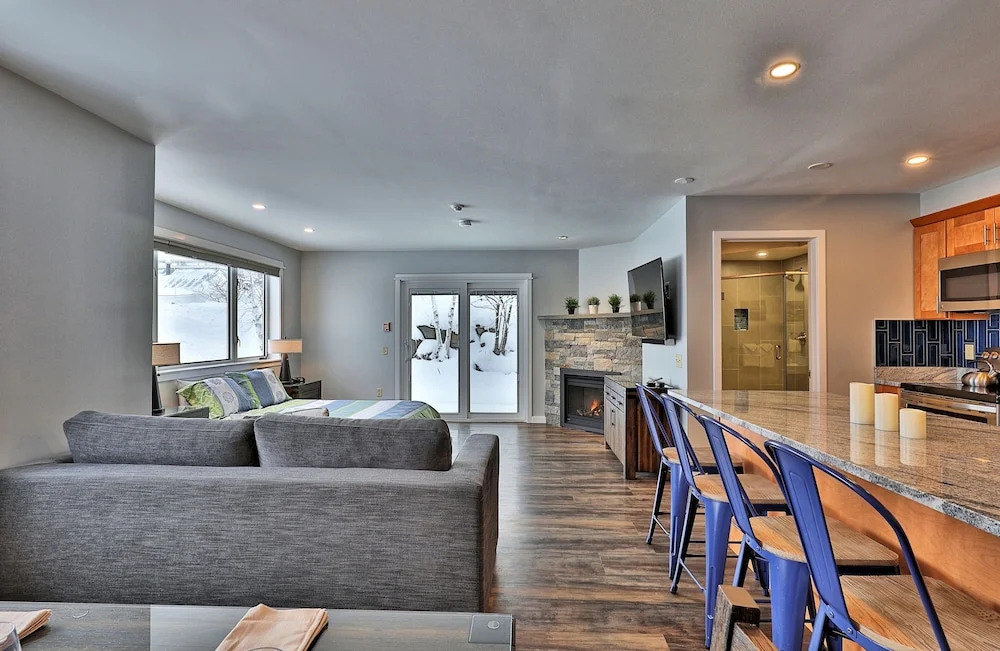 The Mountain Suite at Killington: New! Luxury Suite Sleeps 10