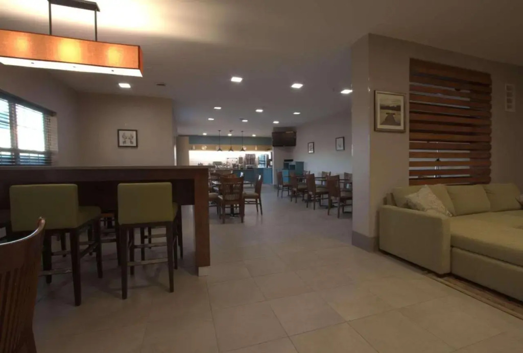 Country Inn & Suites by Radisson, Moline Airport