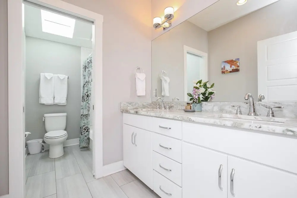 4BR/3BA Music Row House B by RedAwning