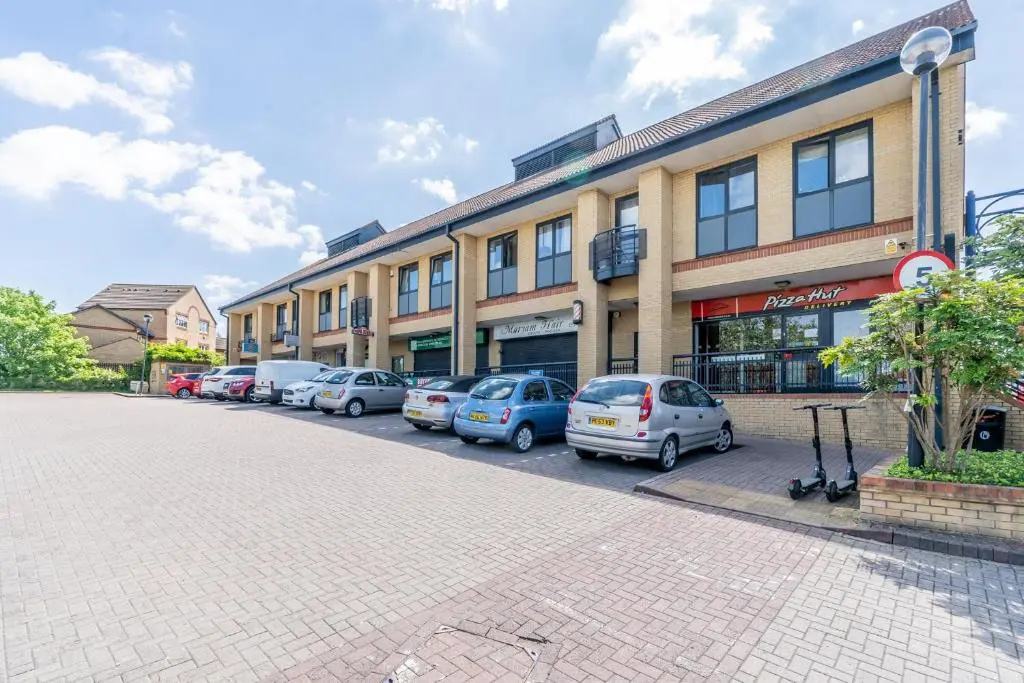 CENTRAL MK- 3Bed, 2 Bath house for LONG TERM CONTRACTOR Stays, free parking for 2 vehicles, DESK & GARDEN space managed by CHIQUE PROPERTIES LTD