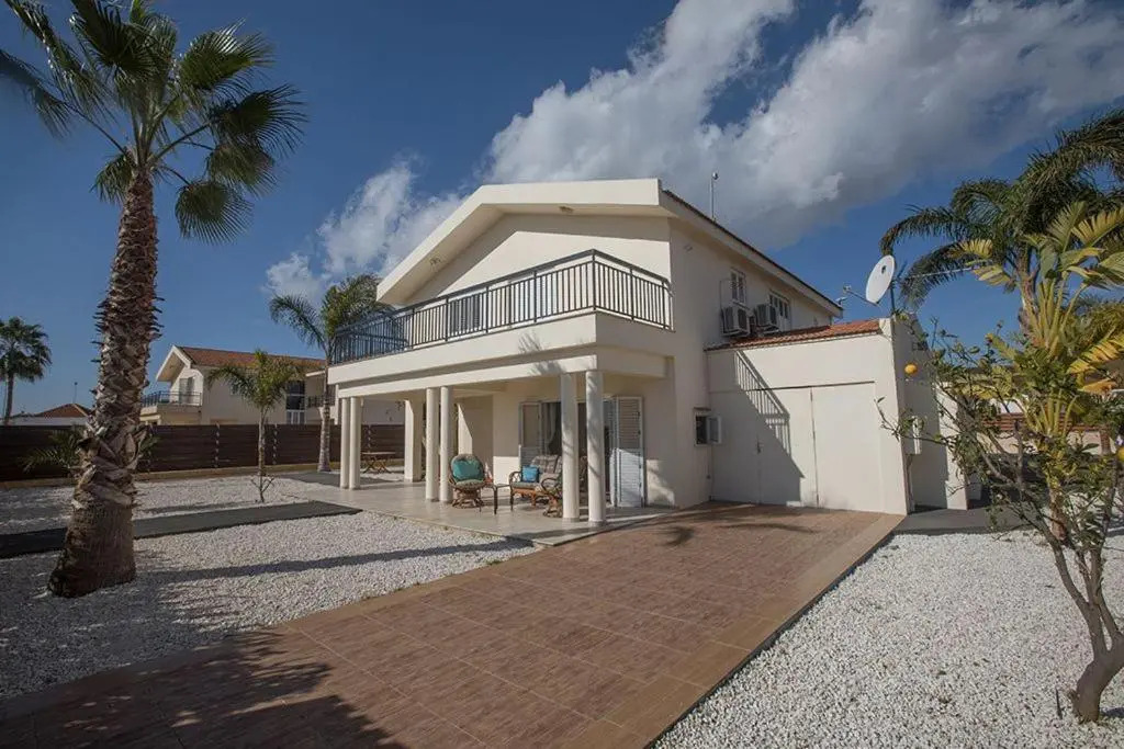 Villa Magusta - Modern 4 Bedroom Ayia Thekla Villa With Pool