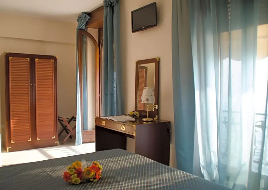 La Vista Postcard Hotel