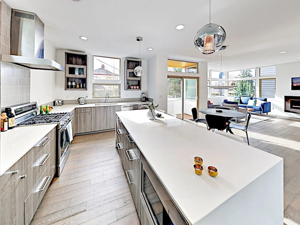 New ! Private Rooftop Deck W/ City Views 3 Bedroom Townhouse