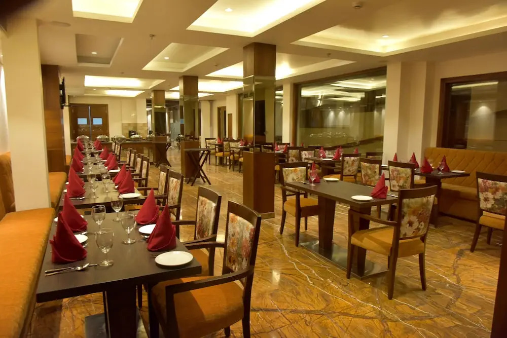 Royale Retreat Hotel & Spa Near Mall Road