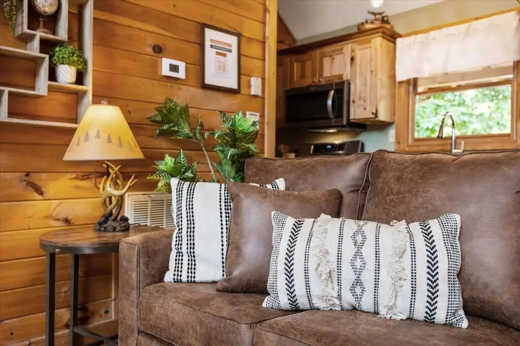 1 min to the Parkway SPACIOUS cabin w 3 master suites & 4th bedroom