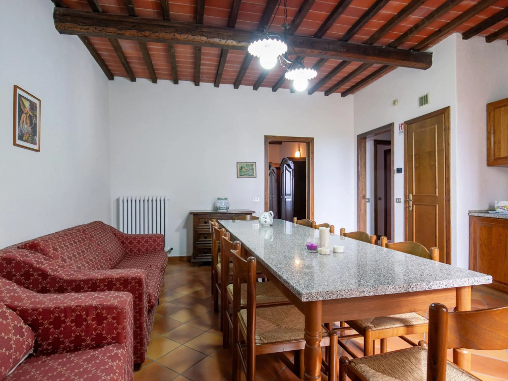 Spacious Tuscany Retreat