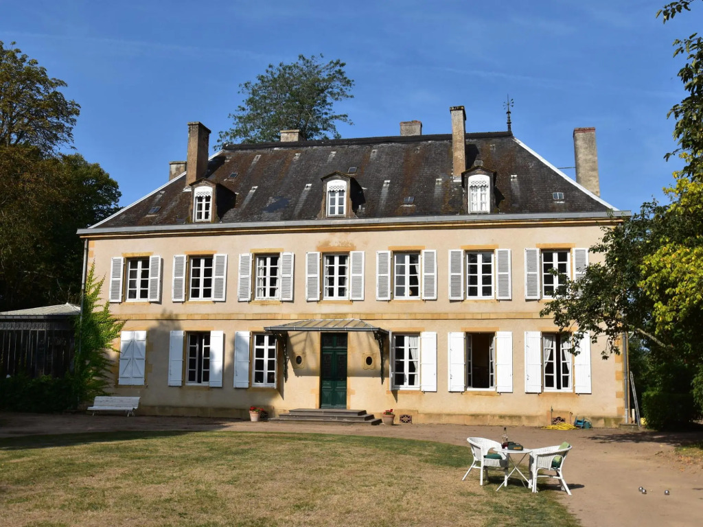 House in Burgundy With Private Pool