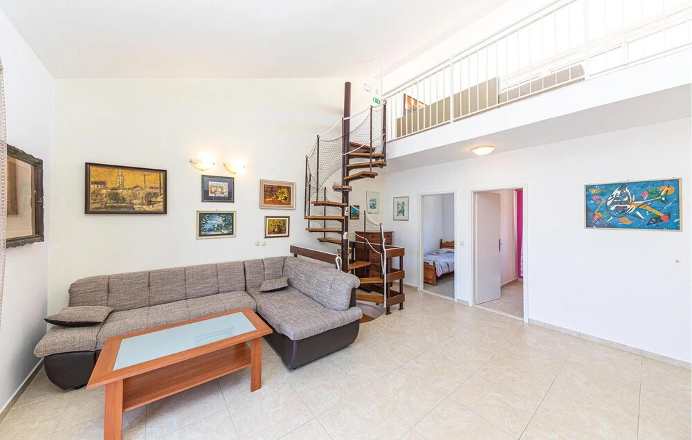 2 Bedroom Cozy Home In Okrug Donji
