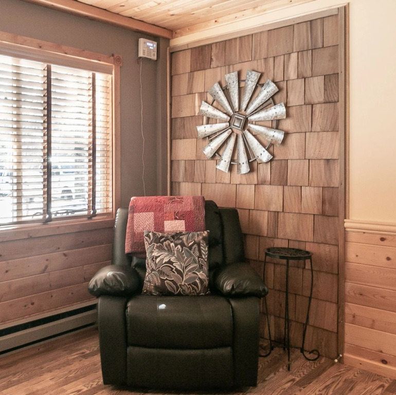 Log Hauler Haus Apartment 3 NW Comfy Cabins