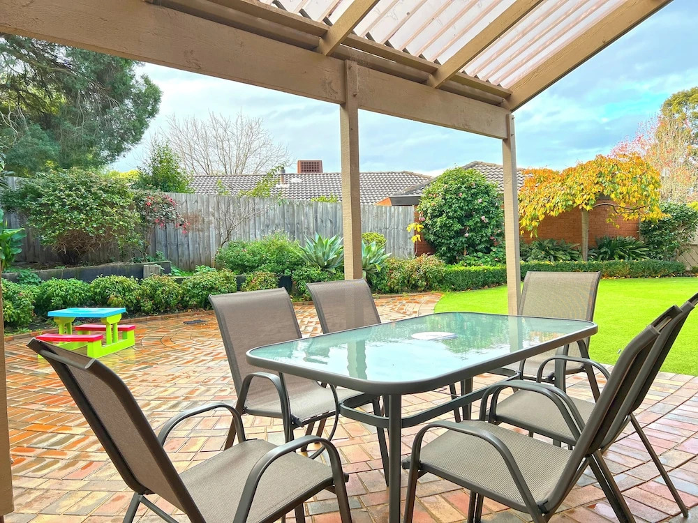 Stylish Retreat at Wheelers Hill 5BRM