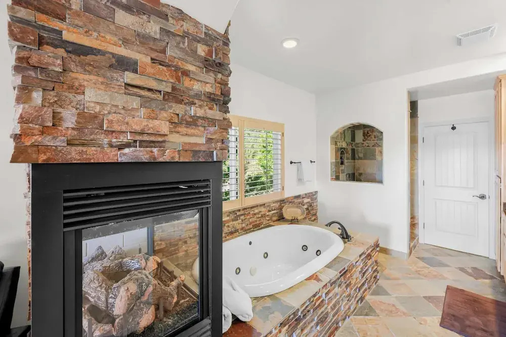Hot Tub, Fire Pit, Game Room, Amazing Deck Views Sky Canyon Lodge by Avantstay