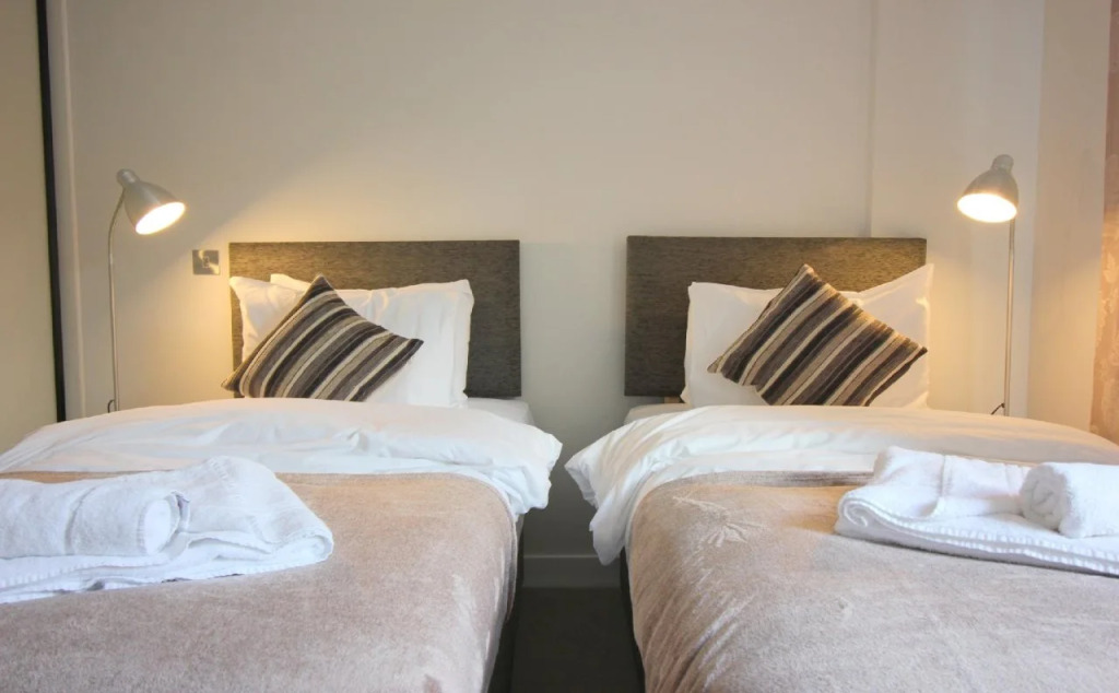 The Station Suite (Peymans)
