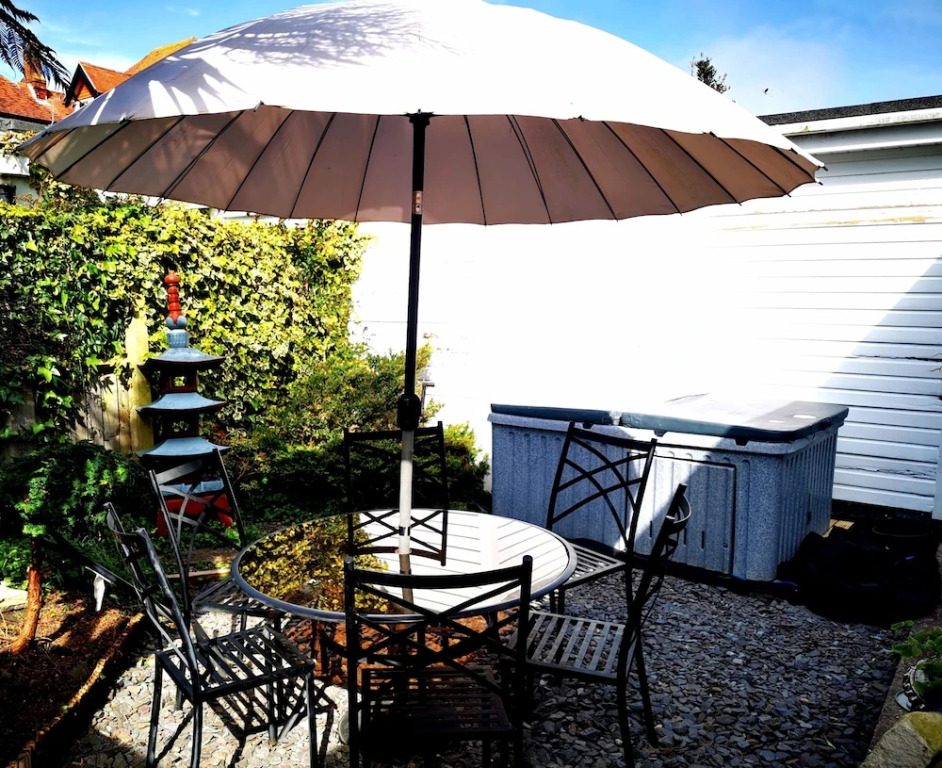Fabulous,3 bedrooms, garden, hot tub, sleeps 8.