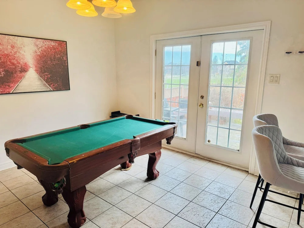 Luxurious House - 4 Bedrooms, 1 King, 3 Queen, 1 Singe bed Near Airport sq1