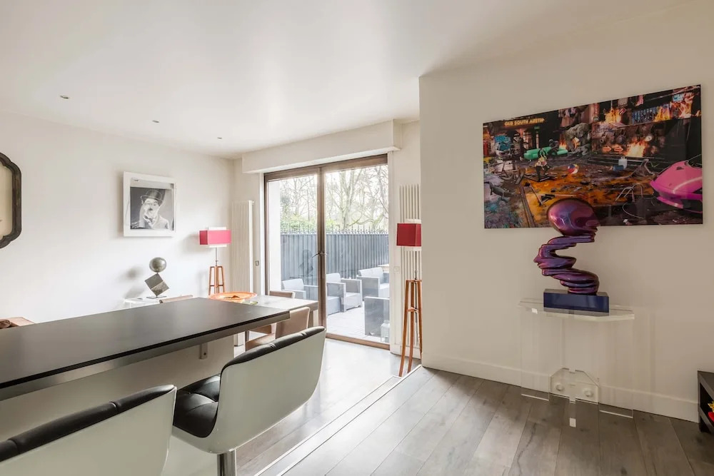 Neuilly-sur-seine Modernist Retreat