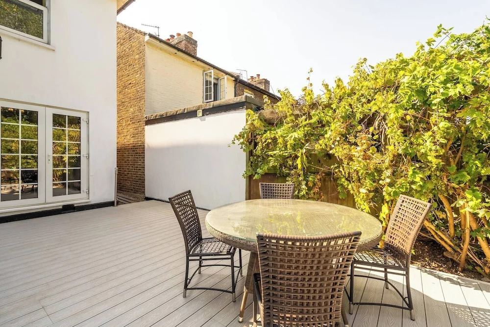 Elegant 3BR Victorian Retreat, Free Parking