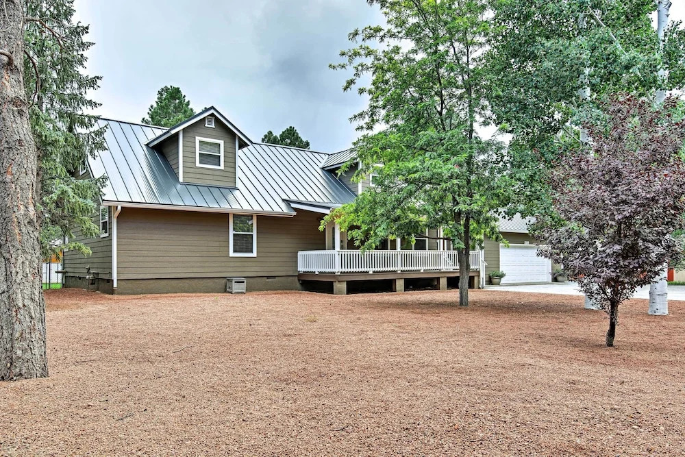 Game Room, Yard, Deck & Fireplace: Lakeside Home