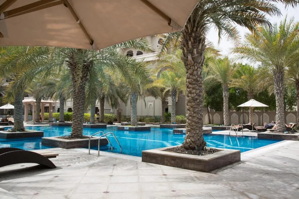 HiGuests - Luxurious 1BR in Palms with Private Beach Access