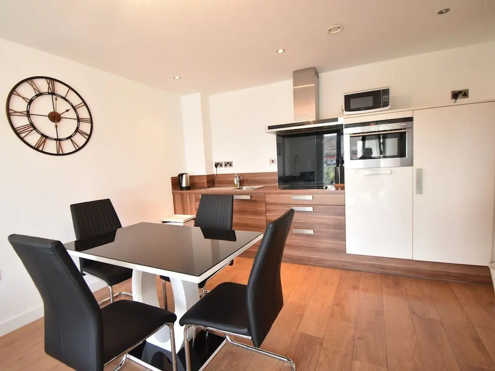 Contemporary Apartment in Sheffield near River
