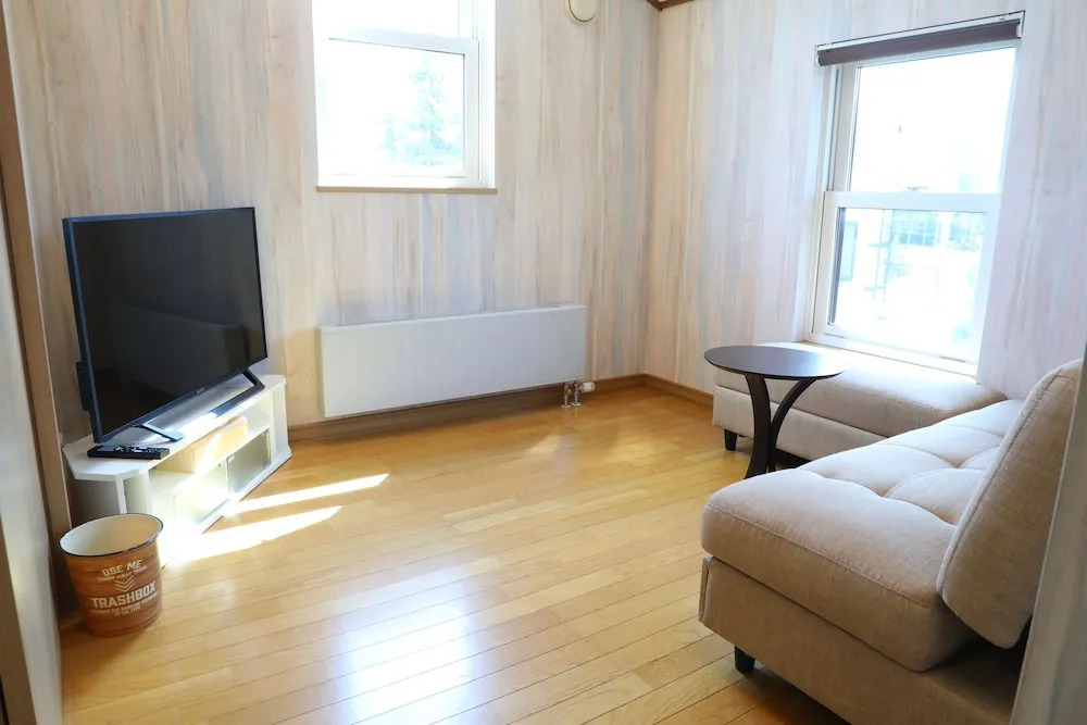 Donguri House