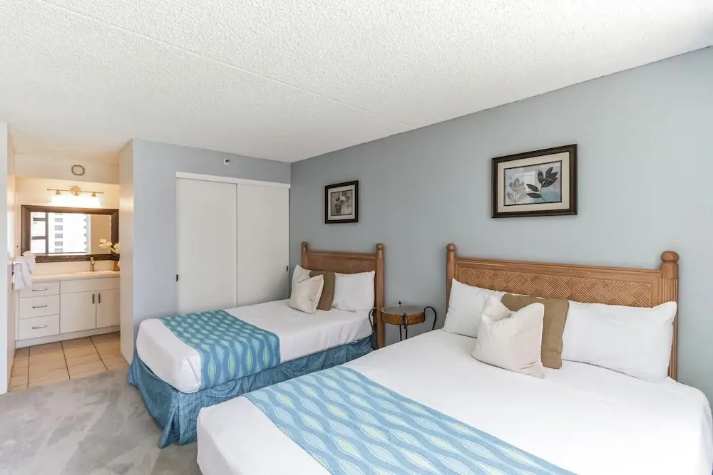 Renovated Waikiki Banyan Condo w/ Pool View, Free parking