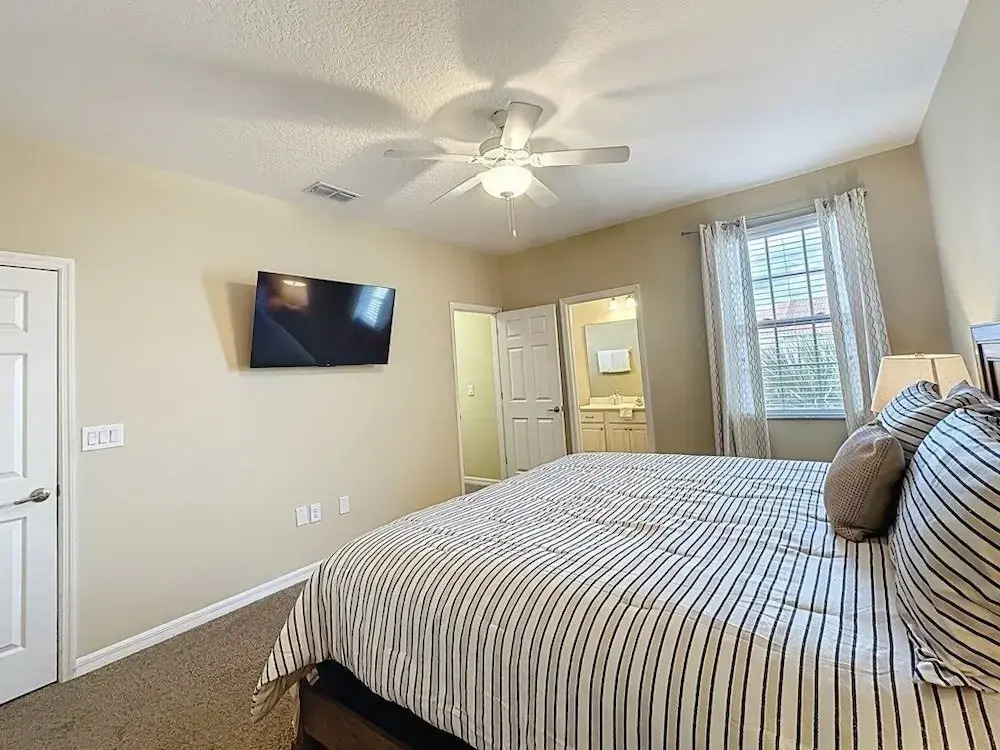 Veranda Home, 8br, 6 En-suites, Lake View,pool/spa 8 Bedroom Villa by RedAwning