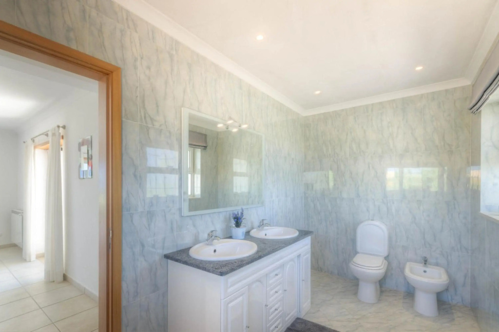 Villa Montanha, 4 Bedroom Villa, with swimming pool, loungers and alfresco dining, 10 min walk to the beautiful Praia da Luz Beach, Shops, Bars and Restaurants