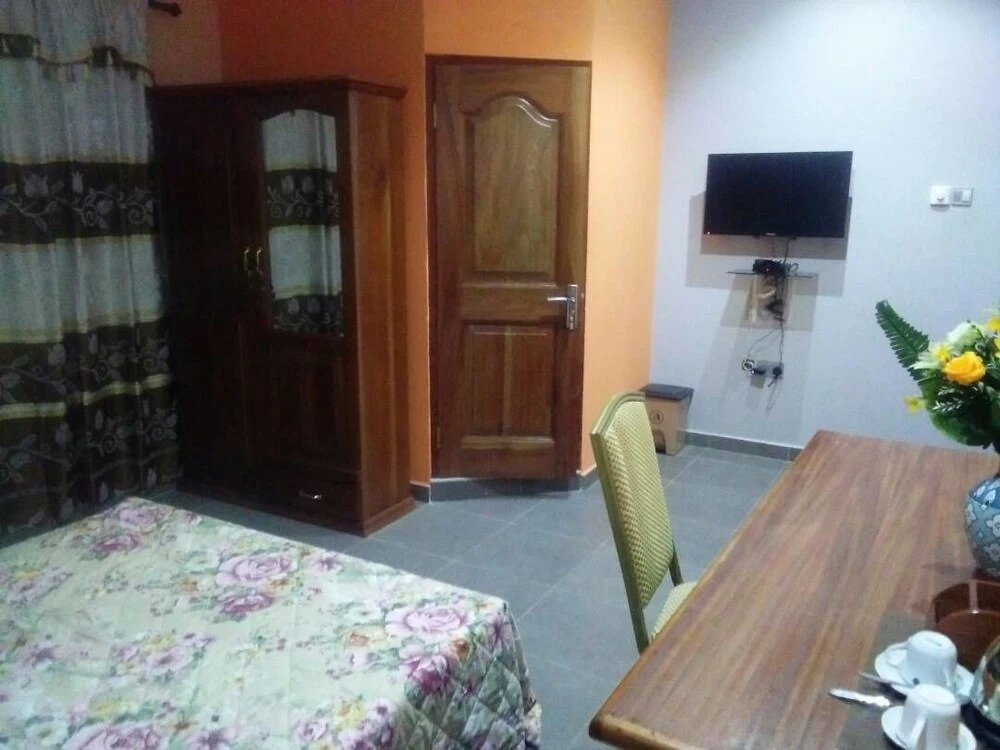 Oguaa Apartments & Lodging