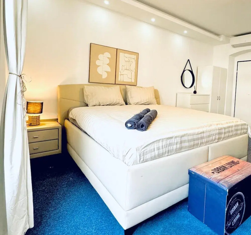 Private Rooms in Spacious 7-Bedroom Apartment, Prime Location