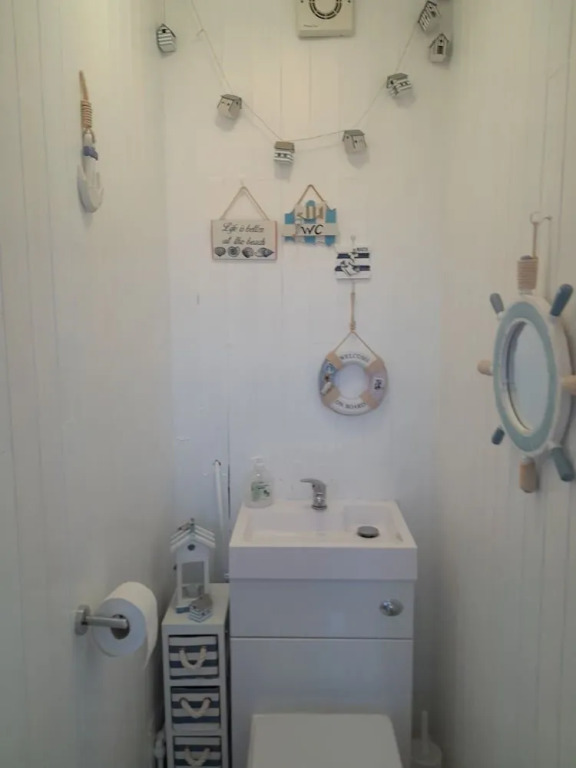 2 Bed-sleeps 4-pets-parking-5 Min to Beach
