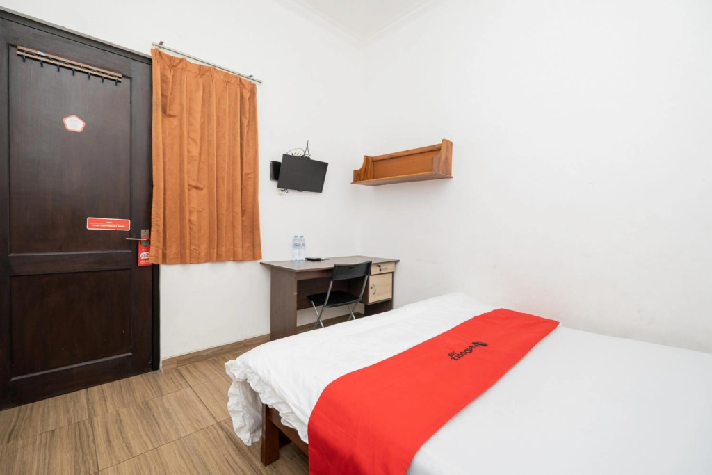RedDoorz At Nginden Surabaya