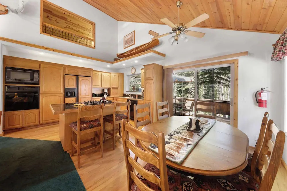 Paradise Pines 3BR Secluded Cabin Minutes in Tahoe Donner!