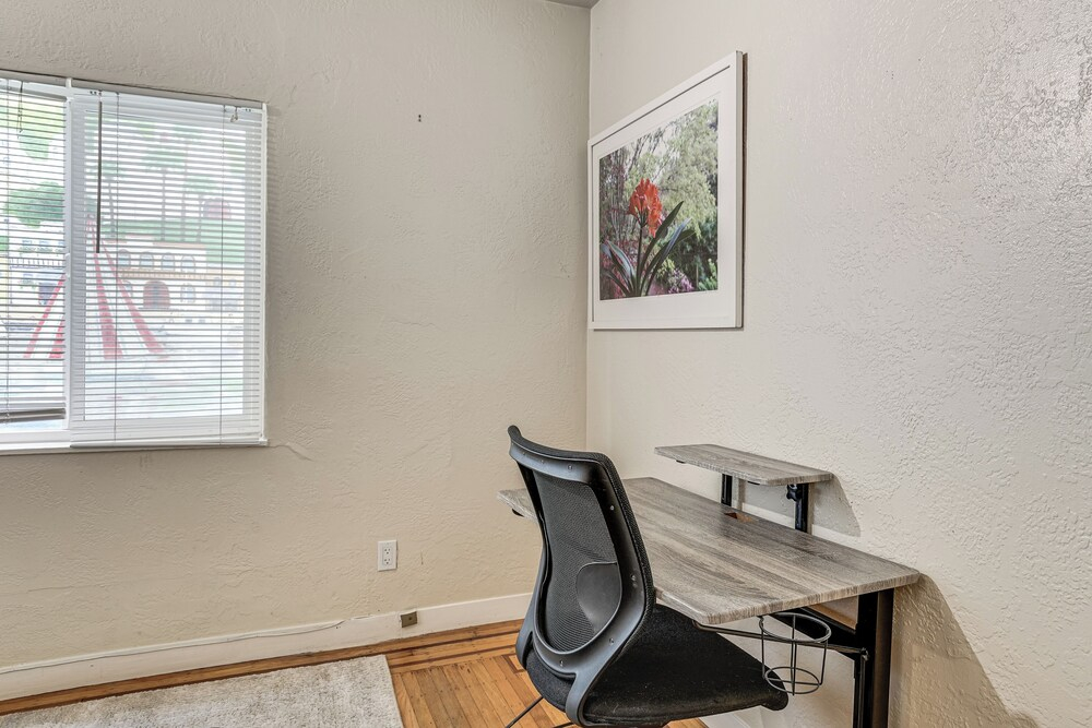 Walkable Dtwn Oakland Apt w/ Shared Rooftop!