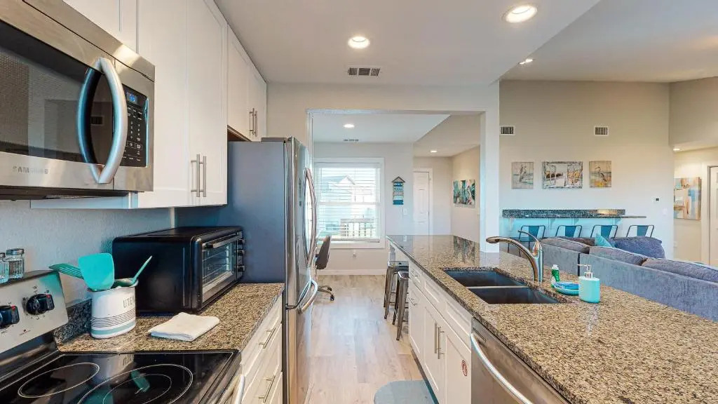 AH-G226 Remodeled Second Floor Condo, Shared Pool & Hot Tub, Near Marina