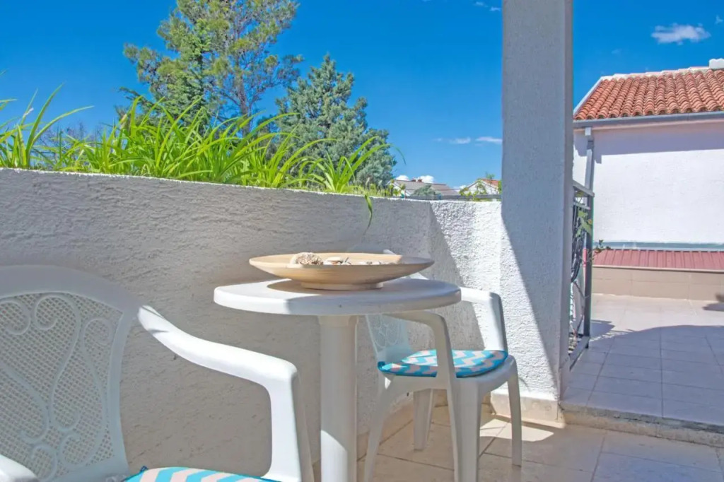 Three-Bedroom Apartment Jadranovo with an Outdoor Swimming Pool 08