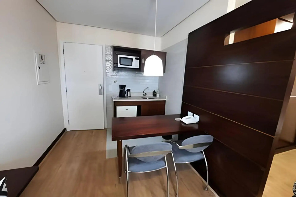 Flat com 1 quarto sala, cozinha de apoio, banheiro, serviços de arrumação diária.