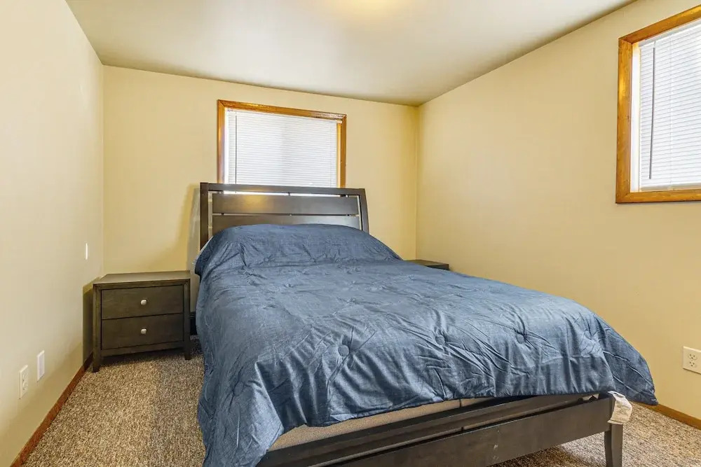 2 Mi to Dwtn Green Bay: Ideally Located Townhome!