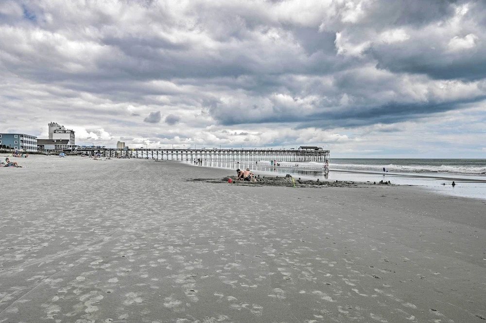 Murrells Inlet Home w/ 3 Decks - 1 Block to Beach!