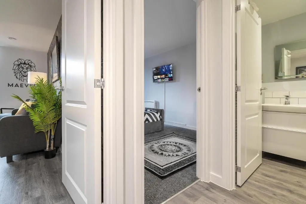 MAEVELA Apartments - Jungle Vibe Luxury City Centre 1 Bed Apartment - NEW BUILD - City Centre, Digbeth - ROOFTOP TERRACE - PS4 & Smart TV's