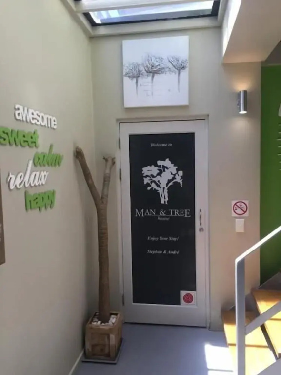 Man And Tree House - De Waterkant