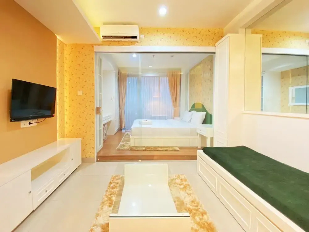 Elegant And Comfy 1Br At Dago Suites Apartment